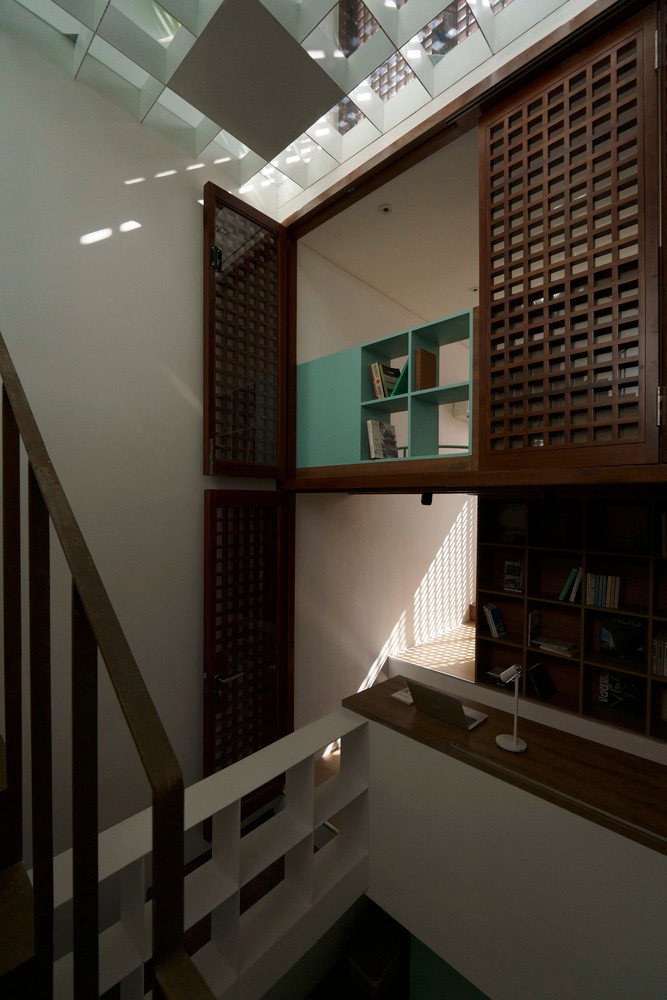 Diện tích và chiều cao của các không gian nhỏ, thấp nên vấn đề lấy sáng, thông gió trong nhà là bài toán khó đối với nhóm thiết kế. Tuy nhiên, đơn vị thiết kế đã khéo léo biến nhược điểm khu đất thành lợi thế, tạo nét độc đáo và phá cách cho căn nhà.