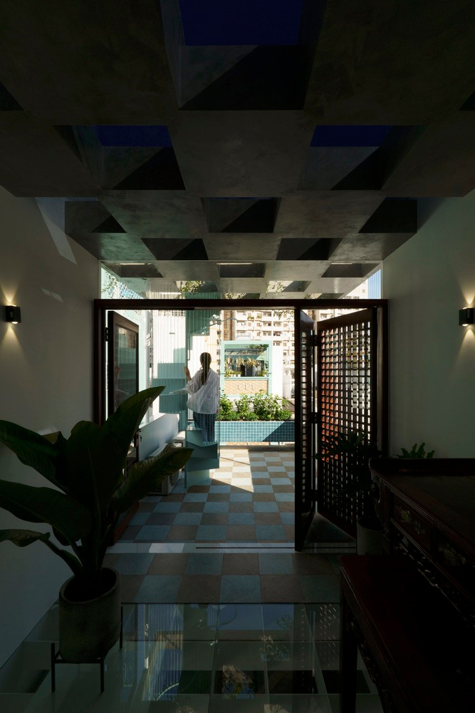 Hiện trạng nhà gồm 2 tầng, tổng diện tích sàn khoảng 60m2, khá nhỏ so với nhu cầu sử dụng của gia đình 5 người. Vì vậy, gia chủ quyết định xây mới để có thêm phòng ngủ cho con và một số công năng khác.