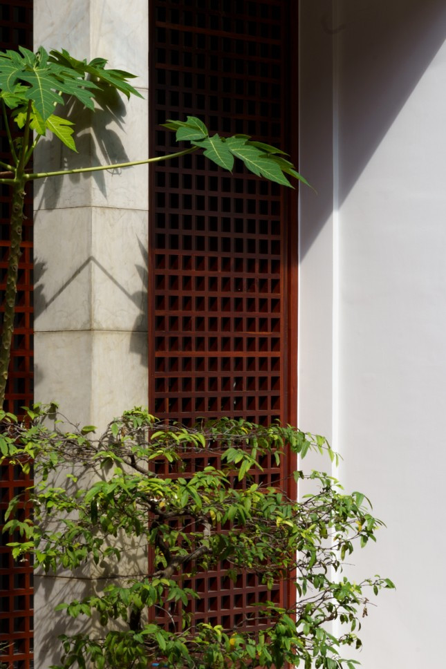 Gỗ đục lỗ vuông được sử dụng ở mặt tiền để chống nắng, lấy gió bên ngoài.