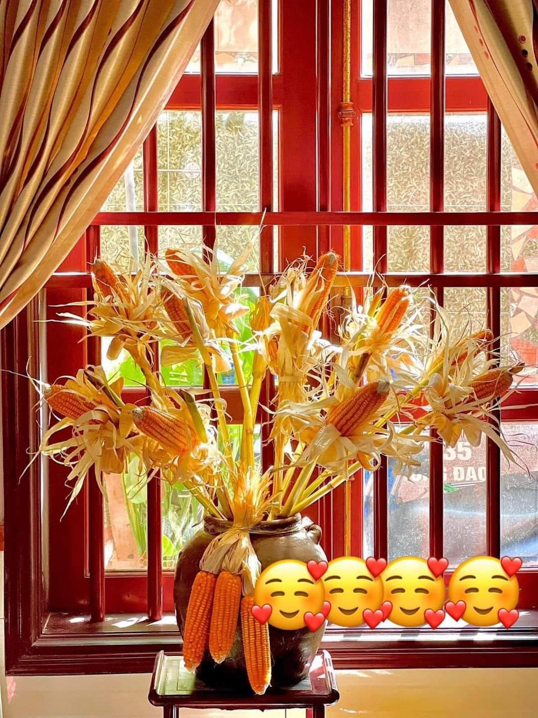 Những cây ngô có nguyên bắp này chỉ cần bóc lớp vỏ ngoài của bắp là cắm vào bình. Ảnh: FB Lê Thủy