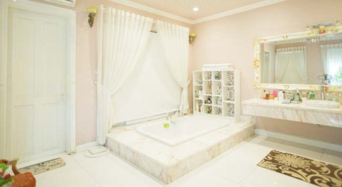 Phòng tắm master sử dụng gam màu trắng sang trọng. Ảnh: Internet