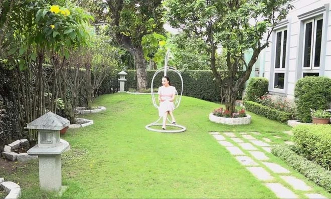 Khu vườn lớn phía bên trong được "trải" bằng một thảm cỏ xanh mướt. Ảnh: Internet