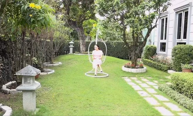 Khu vườn lớn phía bên trong được "trải" bằng một thảm cỏ xanh mướt. Ảnh: Internet