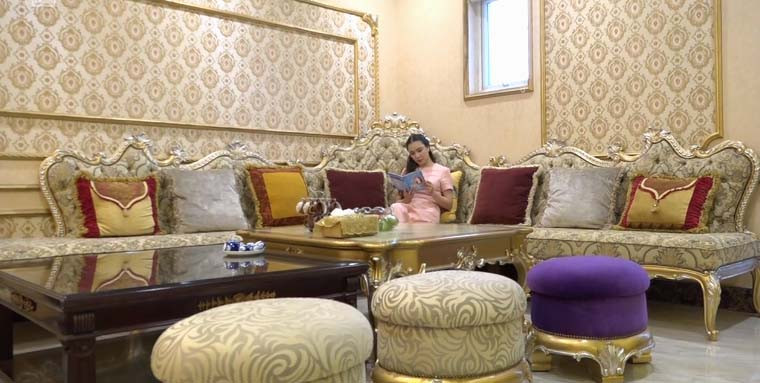 Bên trong căn biệt thự, ca sĩ Hồ Quỳnh Hương chọn nội thất mang phong cách hoàng gia nên hầu hết đều có màu vàng gold sang trọng. Ảnh: Internet