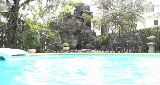 Cạnh hồ bơi, Hồ Quỳnh Hương cho thợ xây hòn núi non bộ. Ảnh: Internet