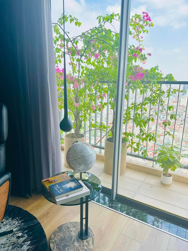 Góc đọc sách bố trí cạnh ban công, ngập tràn ánh sáng.