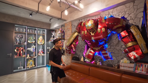 Nổi bật chính giữa căn phòng làm việc của Độ Mini là mô hình Hulkbuster cao 3 mét có giá 38 triệu đồng.