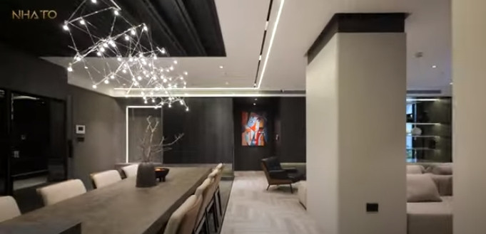 Mới đây, kênh YouTube NhaTo giới thiệu một căn hộ được đập thông từ 2 căn hộ, có diện tích lên tới 185m2 tại một khu chung cư cao cấp ở Hà Nội.