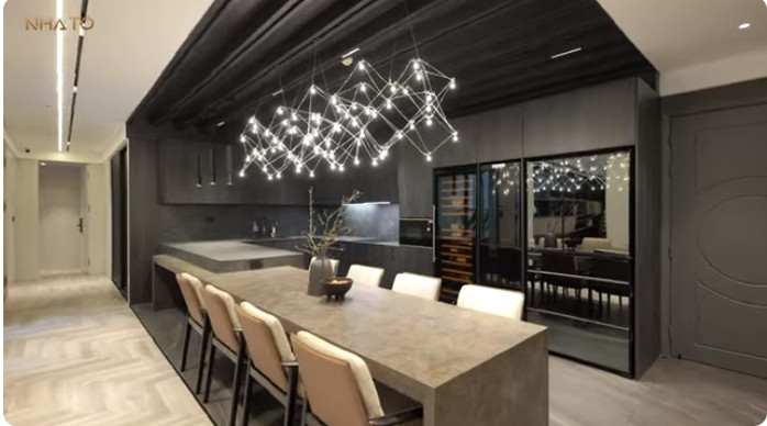 Theo yêu cầu của gia chủ, căn hộ được thiết kế với 2 tông màu chủ đạo là đen và trắng.