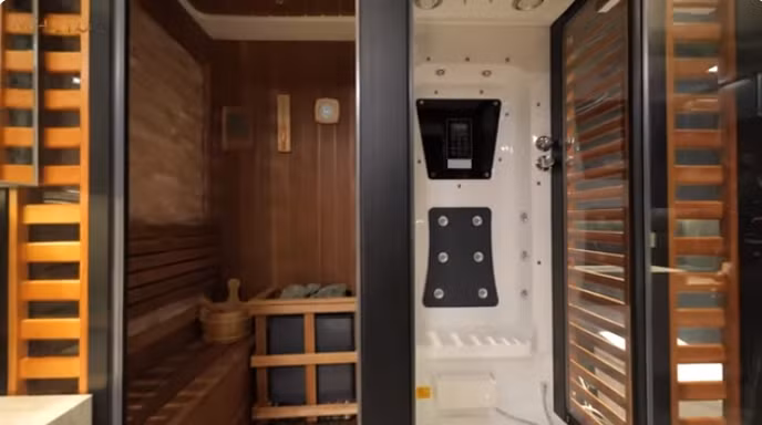 Trong phòng tắm còn có khu vực xông hơi, mát-xa.