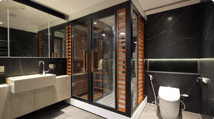 Phòng tắm được trang bị nội thất hiện đại với bồn cầu tự động.