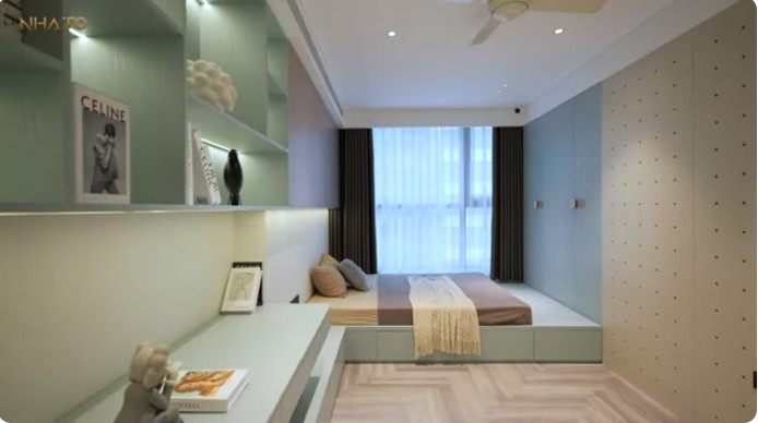Phòng ngủ dành cho con gia chủ sử dụng gam màu xanh nhẹ nhàng và thanh lịch. Nguồn ảnh: chụp màn hình NhaTo