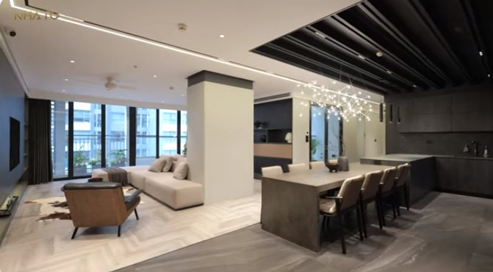 Chủ nhà thường xuyên tiếp đón một lượng lớn bạn bè nên bếp, bàn ăn và sofa rất rộng.