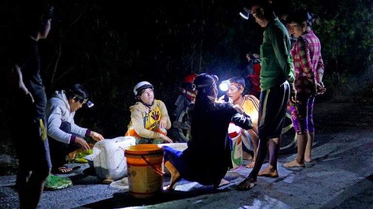 Người mua, kẻ bán xúm xít bên những rổ cá đồng. Ảnh: Thegioihoinhap