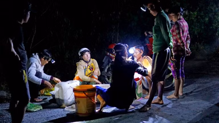 Người mua, kẻ bán xúm xít bên những rổ cá đồng. Ảnh: Thegioihoinhap