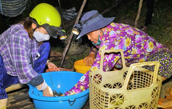 Mỗi cuộc giao dịch chỉ diễn ra trong vòng vài phút. Ảnh: Dân trí