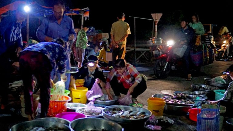 Lâu dần, người dân địa phương coi chợ Tha La như chợ đầu mối bán cá, tôm tự nhiên. Ảnh: Thegioihoinhap