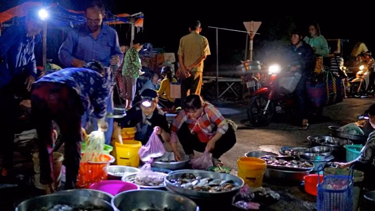 Lâu dần, người dân địa phương coi chợ Tha La như chợ đầu mối bán cá, tôm tự nhiên. Ảnh: Thegioihoinhap