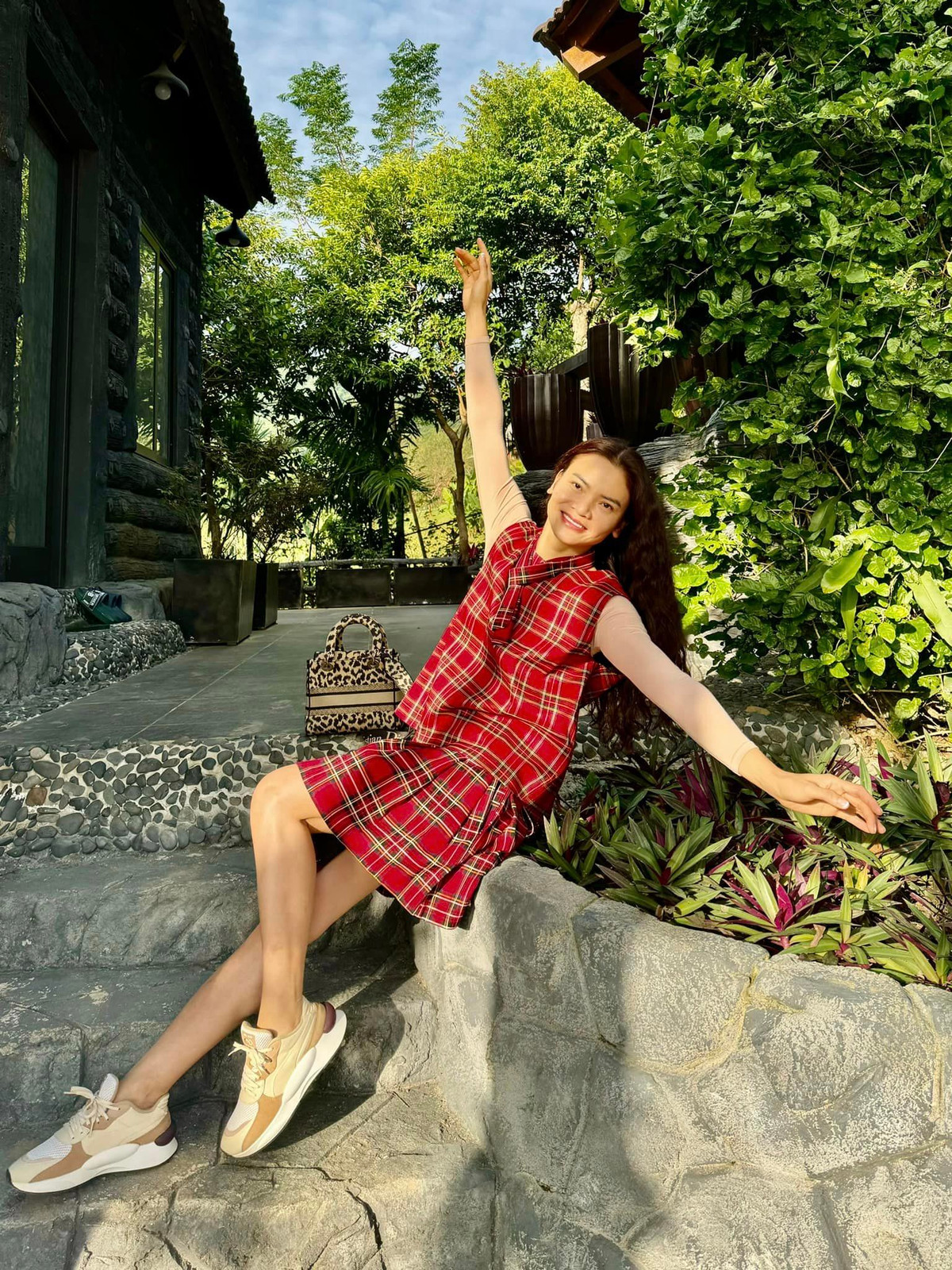 Nếu không đi hát, mỗi ngày của Phương Thảo cũng đều rất bận rộn từ sáng tới tối, hết chăm sóc "Thuận Thiên Điện" (Điện thờ Phật Thánh do Phạm Phương Thảo xây dựng trong khuôn viên đất), lại lo lắng cho từng cái cây, bông hoa trong vườn. Ảnh: FBNV