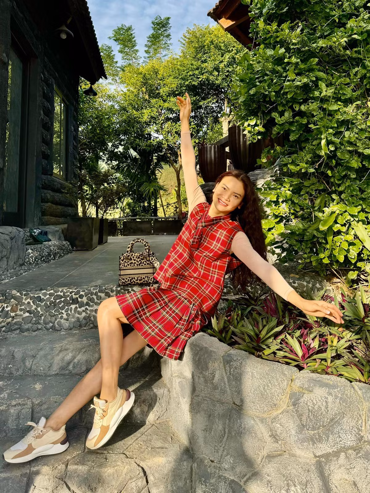 Nếu không đi hát, mỗi ngày của Phương Thảo cũng đều rất bận rộn từ sáng tới tối, hết chăm sóc "Thuận Thiên Điện" (Điện thờ Phật Thánh do Phạm Phương Thảo xây dựng trong khuôn viên đất), lại lo lắng cho từng cái cây, bông hoa trong vườn. Ảnh: FBNV