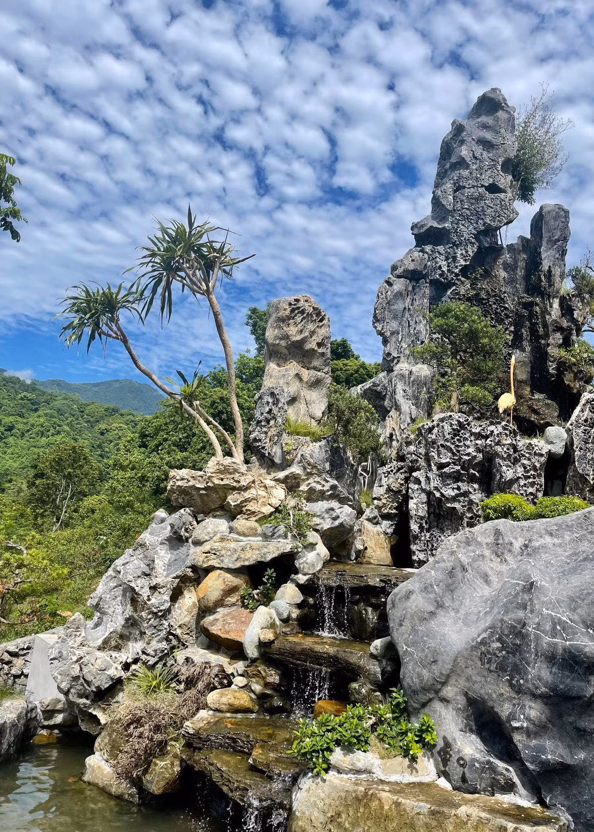 Trong khuôn viên có hòn non bộ rất kỳ vĩ. Ảnh: Giadinhxahoi