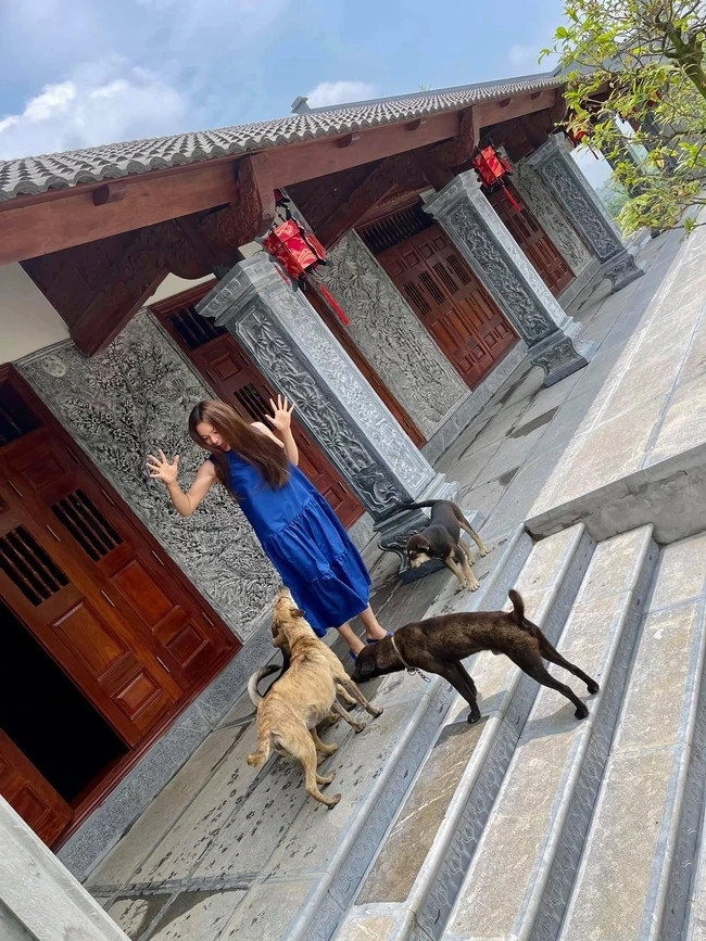 Điện thờ Phật Thánh Phạm Phương Thảo xây dựng trong khuôn viên 8.000m2 đều bằng đá xanh. Ảnh: Dân Việt