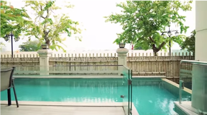 Không gian phòng ăn đặc biệt có view hướng ra hồ bơi.