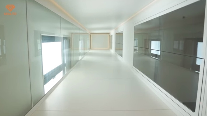 Trong nhà có lắp thang máy hiện đại với tầm view sông Sài Gòn.