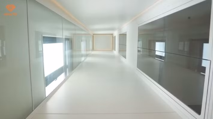 Trong nhà có lắp thang máy hiện đại với tầm view sông Sài Gòn.