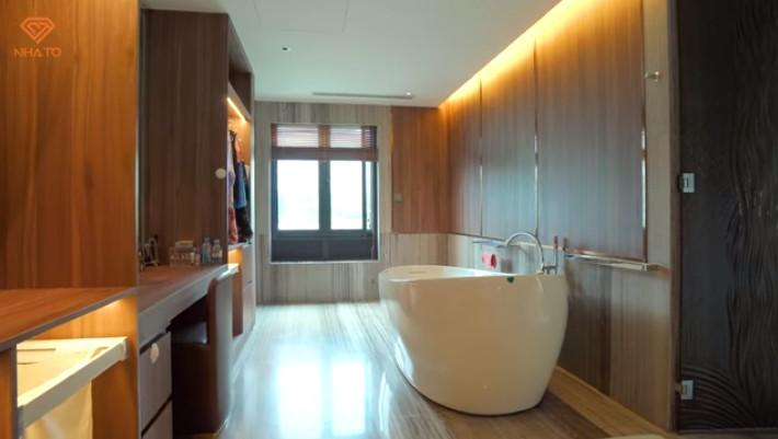 Phòng tắm thiết kế hiện đại như trong khách sạn 5 sao.