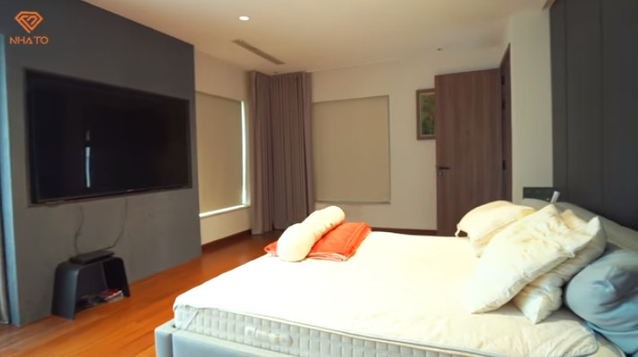 Phòng ngủ master có cửa nhìn ra sông Sài Gòn.