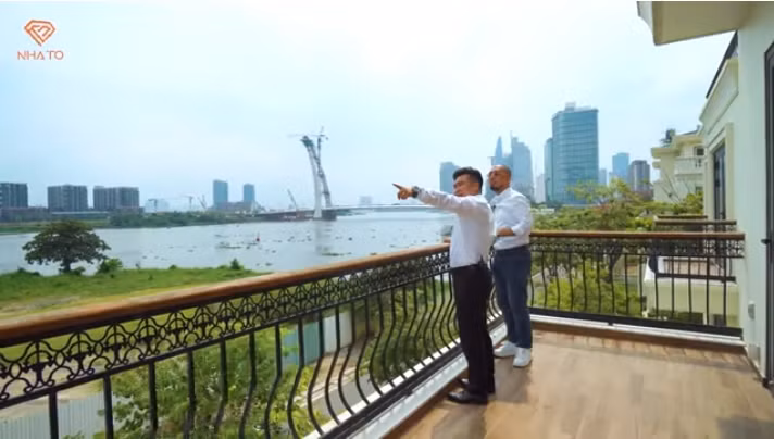 Từ ban công, gia chủ có thể ngắm sông, xem bắn pháo hoa. Nguồn ảnh: chụp màn hình NhaTo