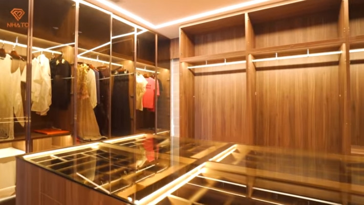 Phòng thay đồ rộng như một cửa hàng thời trang.