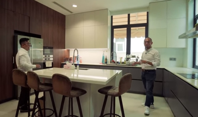 Phía sau bàn ăn là khu vực bếp.