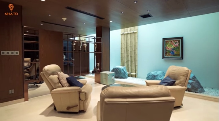 Đặc biệt, căn biệt thự có một tầng hầm được thiết kế làm không gian giải trí của gia đình với một phòng riêng để chơi poker.