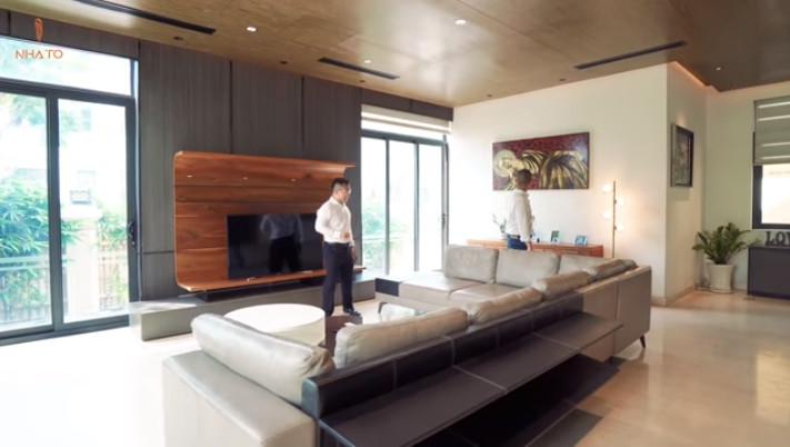 Dù không có người ở nhưng gia chủ vẫn đầu tư khá chỉn chu cho căn biệt thự. Phòng khách nổi bật với bộ sofa da Ý nhập khẩu.