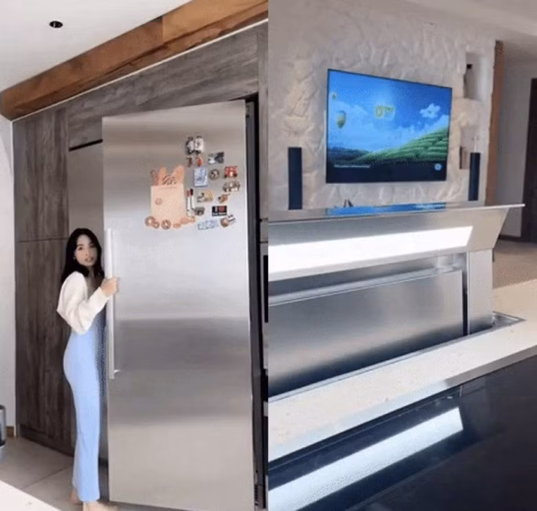 Chiếc tủ lạnh "khổng lồ" trong nhà có giá tới nửa tỷ đồng. Ảnh chụp màn hình