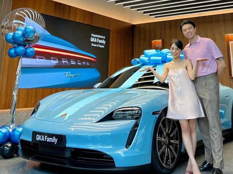 Không chỉ có nhà sang, vợ chồng Văn Quỳnh còn tậu 2 chiếc siêu xe Porsche chỉ trong vòng 1 năm. Chiếc thứ nhất là xe điện Porsche Taycan giá ít nhất 4,7 tỷ đồng. Ảnh: Facebook