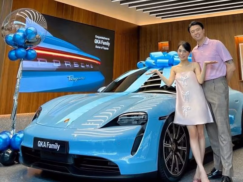 Không chỉ có nhà sang, vợ chồng Văn Quỳnh còn tậu 2 chiếc siêu xe Porsche chỉ trong vòng 1 năm. Chiếc thứ nhất là xe điện Porsche Taycan giá ít nhất 4,7 tỷ đồng. Ảnh: Facebook