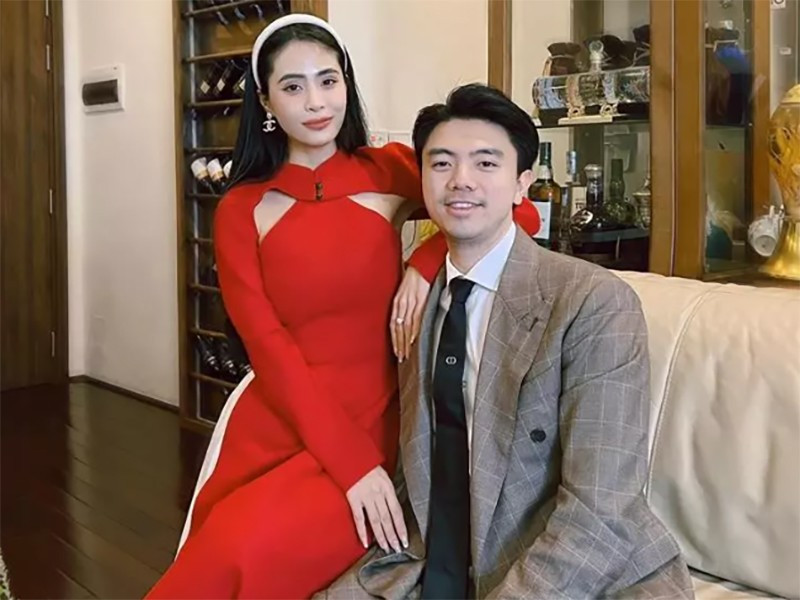 Vợ chồng Văn Quỳnh nổi tiếng trên mạng xã hội bởi sở hữu khối tài sản "khủng" cùng cách chi tiêu phóng khoáng, chịu chơi. Ca nương Kiều Anh cho biết Văn Quỳnh nghiện mua sắm hơn vợ, có ngày anh mua sắm hết gần nửa tỷ đồng. Ảnh: Facebook