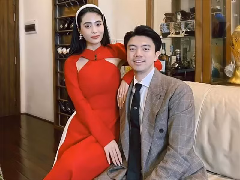 Vợ chồng Văn Quỳnh nổi tiếng trên mạng xã hội bởi sở hữu khối tài sản "khủng" cùng cách chi tiêu phóng khoáng, chịu chơi. Ca nương Kiều Anh cho biết Văn Quỳnh nghiện mua sắm hơn vợ, có ngày anh mua sắm hết gần nửa tỷ đồng. Ảnh: Facebook