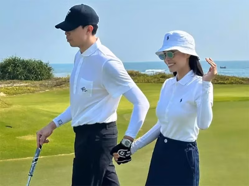 Văn Quỳnh cùng vợ đi đánh golf, đập hộp siêu xe, đồng hồ đắt tiền khiến mọi người trầm trồ. Ảnh: Facebook