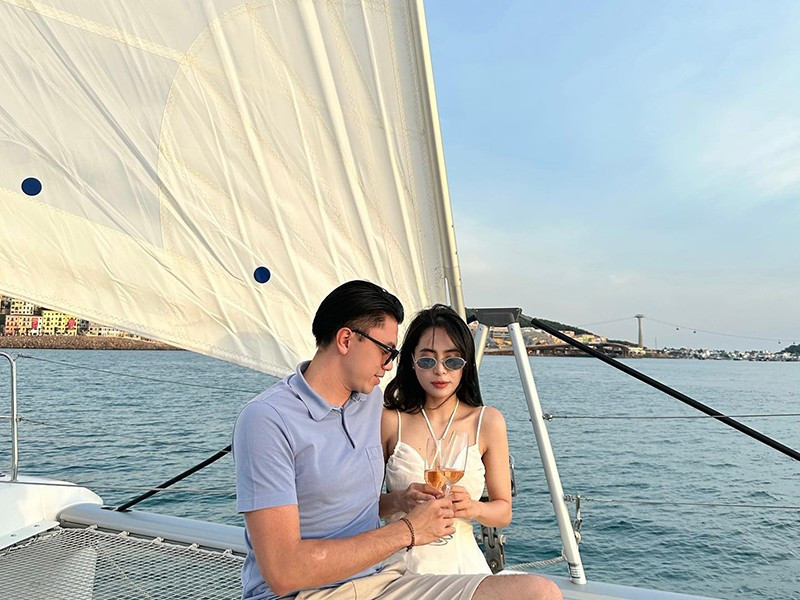 Trên trang cá nhân, Văn Quỳnh thường xuyên chia sẻ hình ảnh gia đình trong những chuyến du lịch đắt tiền. Ảnh: Facebook