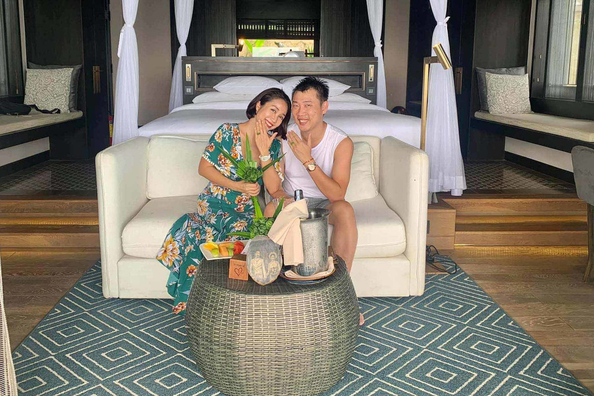 Nữ MC và ông xã từng chịu chơi khi tậu cùng lúc bộ đôi VinFast Lux. Ảnh: Vietnamnet