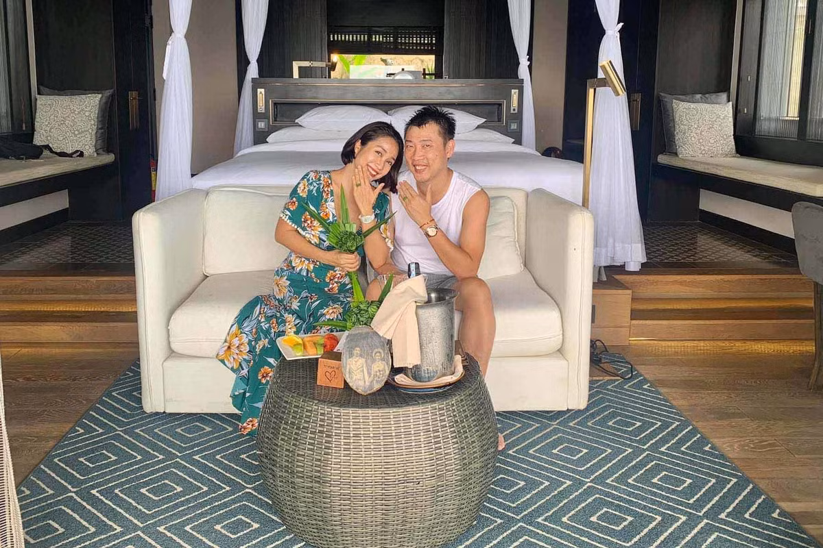 Nữ MC và ông xã từng chịu chơi khi tậu cùng lúc bộ đôi VinFast Lux. Ảnh: Vietnamnet