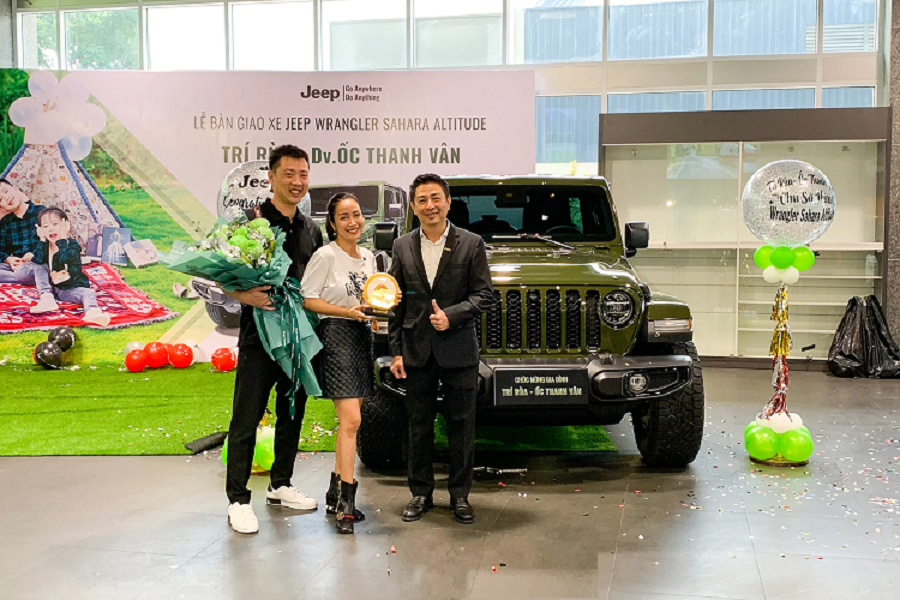 Năm 2021, Ốc Thanh Vân cùng chồng tậu SUV địa hình Jeep Wrangler Sahara Altitude có giá lăn bánh gần 4 tỷ đồng. Ảnh: Người đưa tin