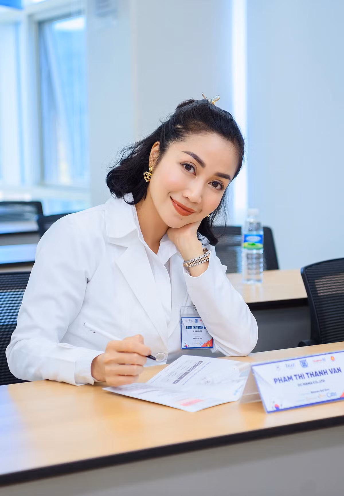 Ngoài sân khấu, Ốc Thanh Vân còn tham gia nhiều phim truyền hình, đóng vai trò là MC và kinh doanh. Nhờ đó, Ốc Thanh Vân sở hữu khối tài sản "khủng" ở tuổi 39. Ảnh: FBNV