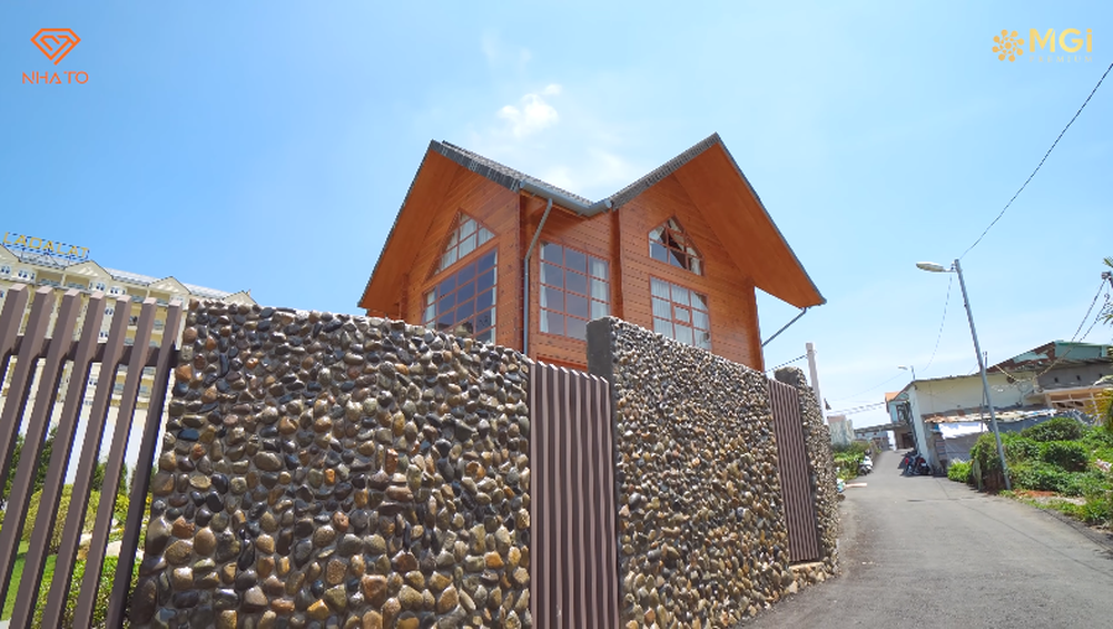 Tường rào xung quanh ấn tượng với những khối đá đan xen lam cửa, vừa thoáng khí, vừa đảm bảo riêng tư.