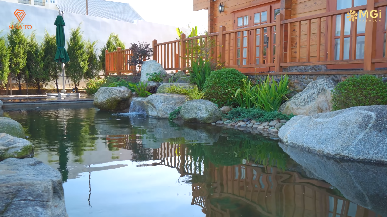 Trước mặt nhà là hồ nước giúp không khí luôn mát mẻ.