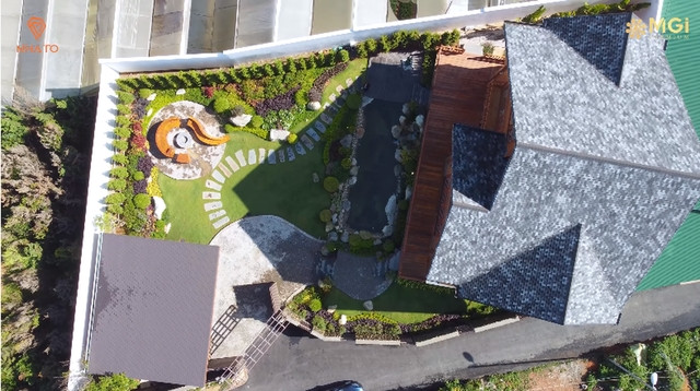 Toàn bộ khuôn viên căn nhà rộng 926m2, phần lớn diện tích dành cho cảnh quan và tiện ích.